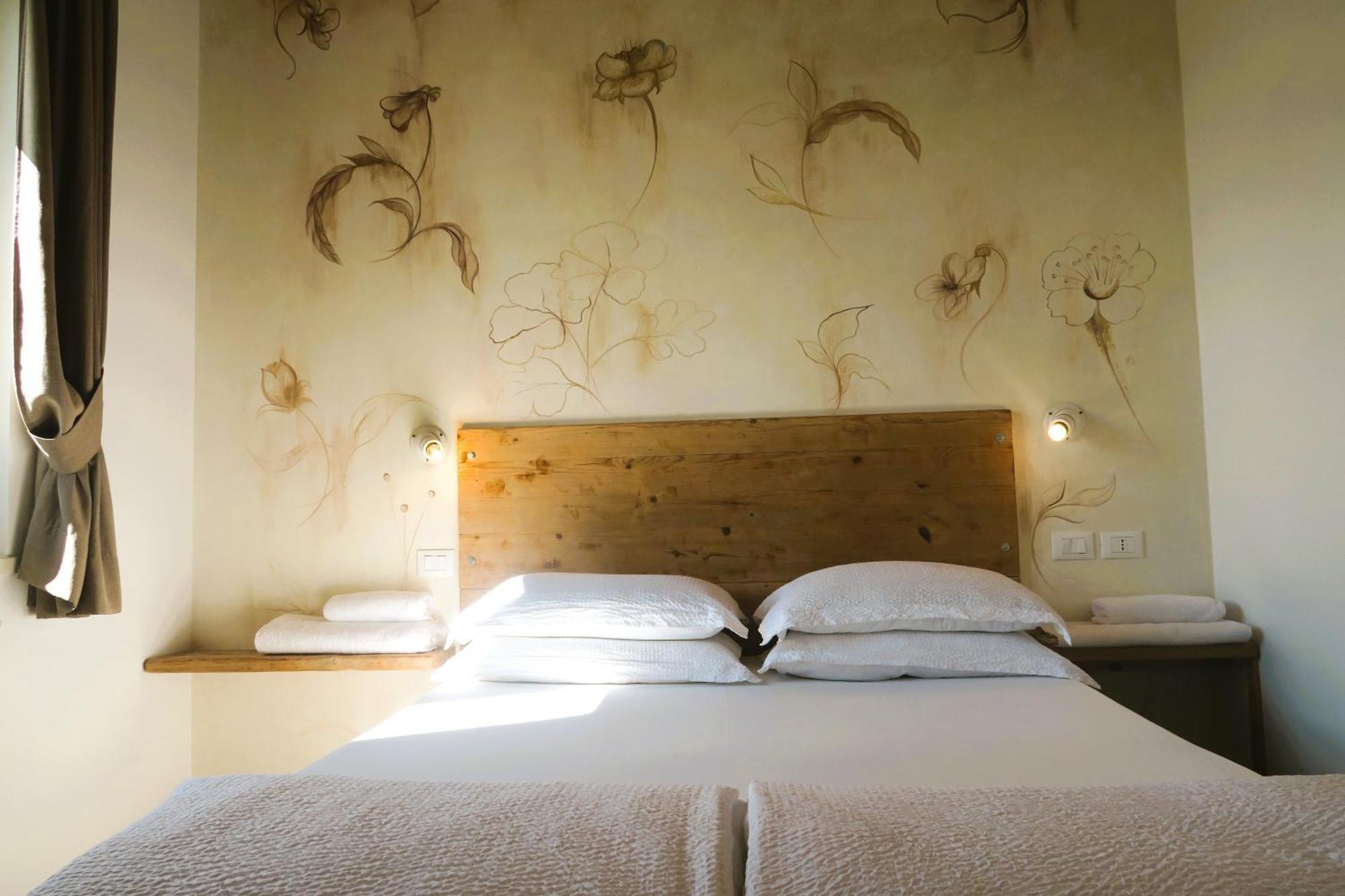 Oasi Da Vinci Aparthotel Tignale Bagian luar foto