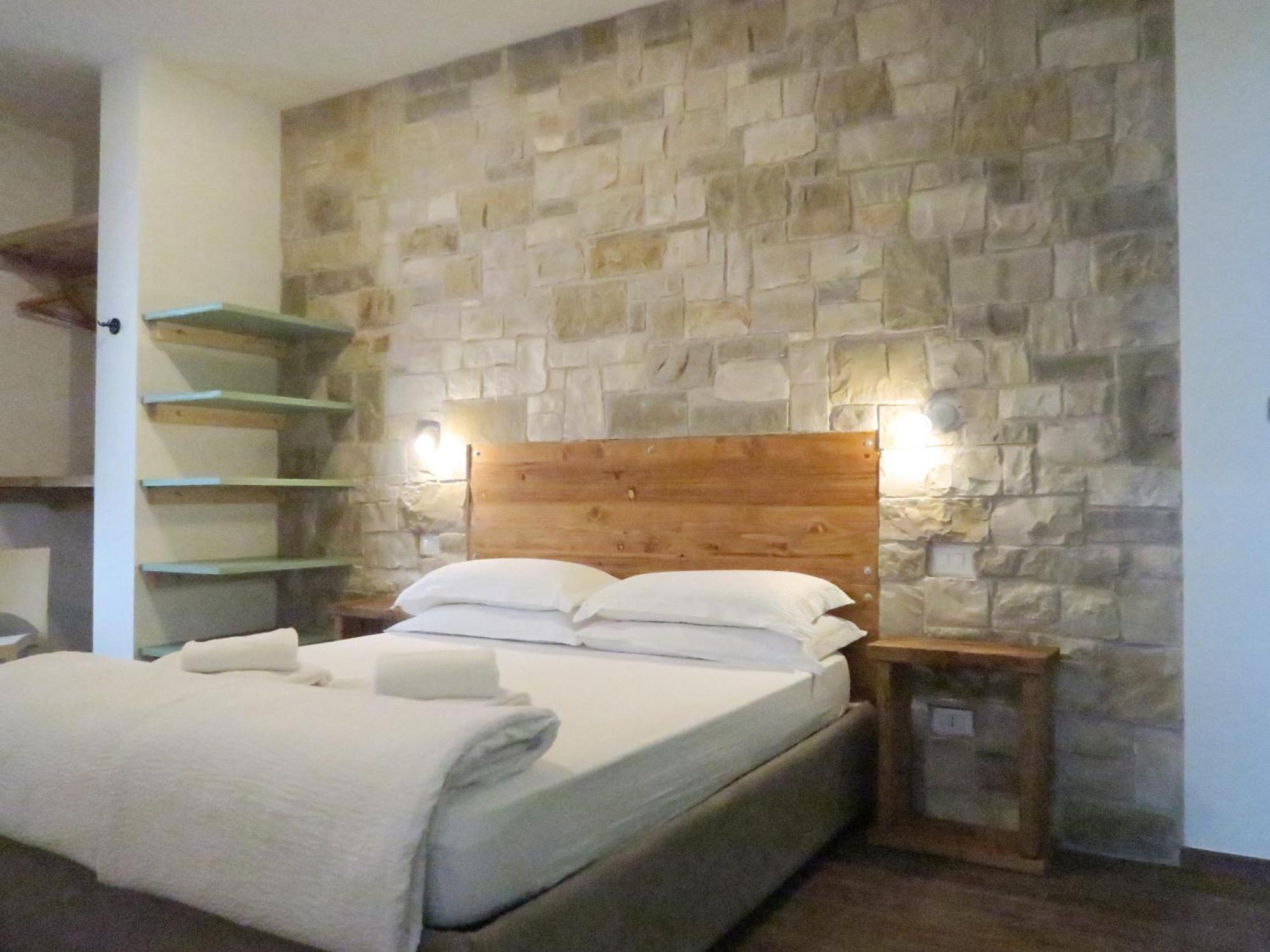 Oasi Da Vinci Aparthotel Tignale Bagian luar foto